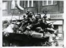 Povstalci jedou na ukořistěném německém tanku