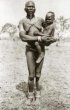 Žena s dítětem na boku, Kamčuru (Ačoli)