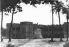 Budova ústředních úřadů na nábřeží Nilu s pomníkem maršála H.H. Kitchenera  (pohled od vody)