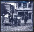 Doprava dřeva z okolí do Ochridu - cikánské děti s otýpkami na zádech v ulici města