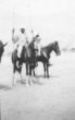 Dva jezdci na koních s dlouhými kopími – záběr z jízdních her u Talodi