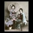 Studiový portrét dvou Japonek a květin