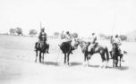 Záběr z jízdních her u Talodi - čtyři jezdci s kopími, první s puškou, kmen Hamayd