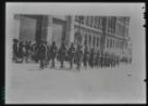 Fotografie, vojáci pochodující ulicí