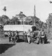B.Machulka s příslušníky kmene Bambuti u svého nákladního automobilu