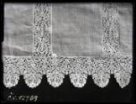 Pokrývka užívaná při obřízce zdobená flanderskými krajkami s velkými zoubky (kolem 1640)