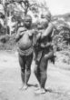 Dvě ženy - jedna drží u boku dítě v pruhu látky, Bambuti