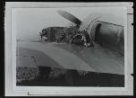 Fotografie, letec dolévá palivo do letadla československé armády