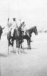 Dva jezdci na koních s dlouhými kopími - záběr z jízdních her u Talodi, kmen Hamayd