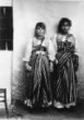 Dvě židovské dívky stojící před ateliérovým malovným pozadím