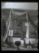 Pohled do instalace expozice Bydlení SČD ÚLUV 1945-1948, koje věnovaná návrhářství dámských oděvů, doplněno tzv. závěsy kanafasů