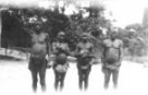 Čtyři muži stojící v řadě – dva Bambuti, dva Babira