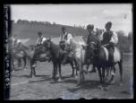 Skupina mužů v tradičních krojích na koních při slavnosti v Sarajevě.