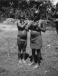 Dvě dívky stojící vedle sebe, Bambuti