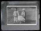 Chlapec a dívka s ovečkou