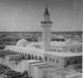 Pohled na město s mešitou a minaretem v popředí