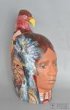 keramická plastika "Indiánská hlava s ptákem"