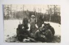 Fotografie skupiny trampů u ohně na 1. výročí T. O. Severní Dakota
