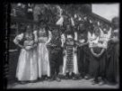 Skupina žen v různých svátečních krojích při slavnosti v Sarajevě.