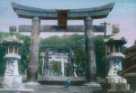Brány torii a schodiště vedoucí ke svatyni Suwa