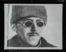 Fotografie, hlava muže v čepici se slunečními brýlemi
