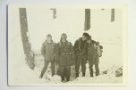 Fotografie čtyř trampů v zimním lese