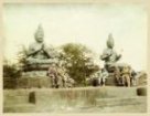 Dvě sochy bódhisattvů a děti