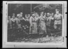 Fotografie, skupina německých vojáků, uprostřed Adolf Hitler.