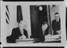 Fotografie, Michail Gorbačov a Ronald Reagan při podpisu smlouvy o omezení jaderných zbraní