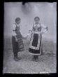 Dvě dívky ve svátečních krojích v Topole v Srbsku.