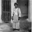 Židovské děvče v širokých kalhotách s amuletem přes rameno