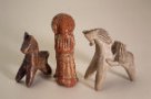 Tři pozdně středověké figurky koně, panenky a koně s jezdcem z terakoty