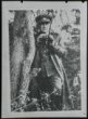 Fotografie, československý voják s dalekohledem za stromem