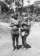 Dvě ženy - jedna drží u boku dítě v pruhu látky, Bambuti
