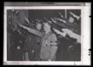 Fotografie, hajlující Konrad Henlein, Reinhard Heydrich a spolupracovníci.