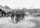 Skupina mužů při válečnickém tanci, Bambuti