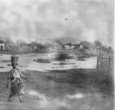 Žena s vědrem na hlavě kráčí kolem mokřadu, v pozadí vesnice
