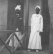 Dva muži v galábijích, přes ně mají saka, na hlavách turbany