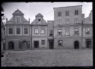 Tři domy na Braunerově náměstí čp. 200 (Král holič), 201 a 202 (Ant. Zlaša), renesančního původu, upravené poč. 19. stol.