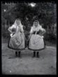 Dvě dívky ve svátečních krojích, stojící zpředu
