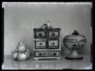 Cukřenka, kořenka zdobená ptáčky a soubor džbánků jako váza, zhotovené F. Kostkou ze Stupavy
