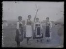 Čtyři děvčata ve svátečních krojích z Topoly.