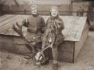 A. M. Schoss: portrét dvou dívek (černobílý negativ)