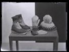 Vyobrazení pletených vlněných modelů - filcové papuče s ponožkami, rukavice a čepice s bambulí