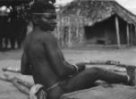 Sedící žena s kovovou čelenkou, Bambuti
