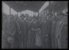 Fotografie, skupina významných mužů na nádraží