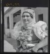 Mladá nevěsta - Furú Juliska v obřadním kroji mladé ženy s náhrdelníkem "lázsijás"