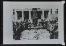 Fotografie, shromáždění před památníkem T. G. Masaryka