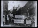 Fotografie, barikáda na Národní třídě v Praze s transparenty Pouze přes naše mrtvoly.