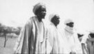 Tři muži v turbanech a bílých galábijích, kmen Hamayd, společenství Baggara